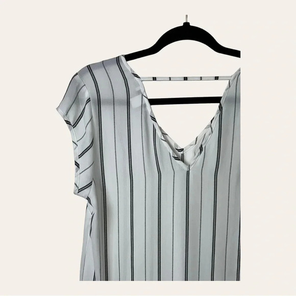 0427W. HALOGEN SHORT SLEEVE‎ TOP STRIPES WHITE AND BLACK V NECKLINE AND BACK - Picture 10 of 10